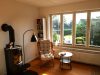 Leseplatz und Schwedenofen im Wohnzimmer